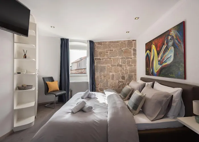 Rokos Superior Downtown Rooms - Comfortable Rooms With Private Bathrooms - Perfect Location For Exploring Diocletian\'S Palace And The Gastronomy Of Split Within Walking Distance