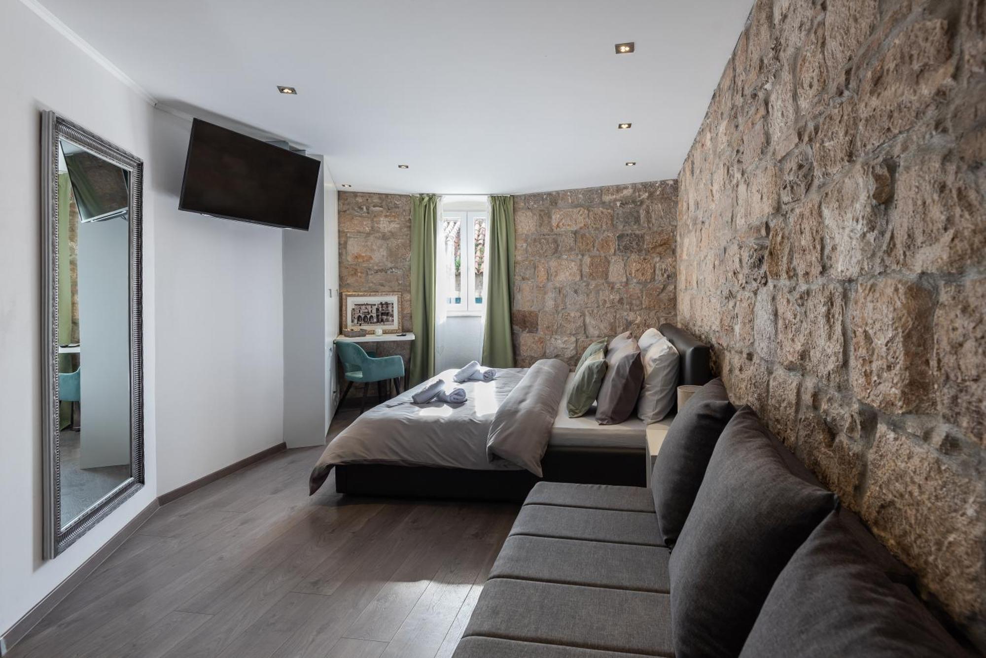 Rokos Superior Downtown - Comfortable With Private Bathrooms - Perfect Location For Exploring Diocletian's Palace And The Gastronomy Of Within Walking Distance Maison d'hôtes *