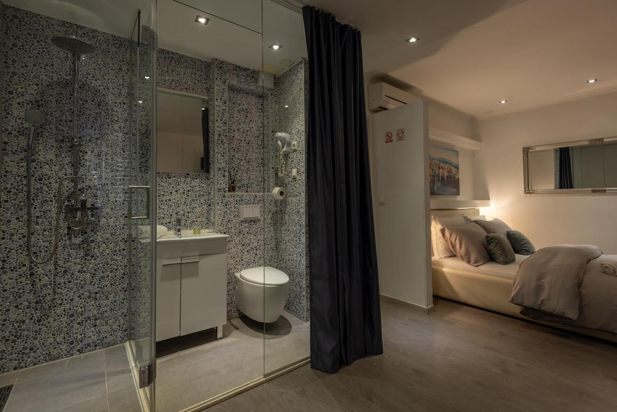 Maison d'hôtes Rokos Superior Downtown - Comfortable With Private Bathrooms - Perfect Location For Exploring Diocletian's Palace And The Gastronomy Of Within Walking Distance Split