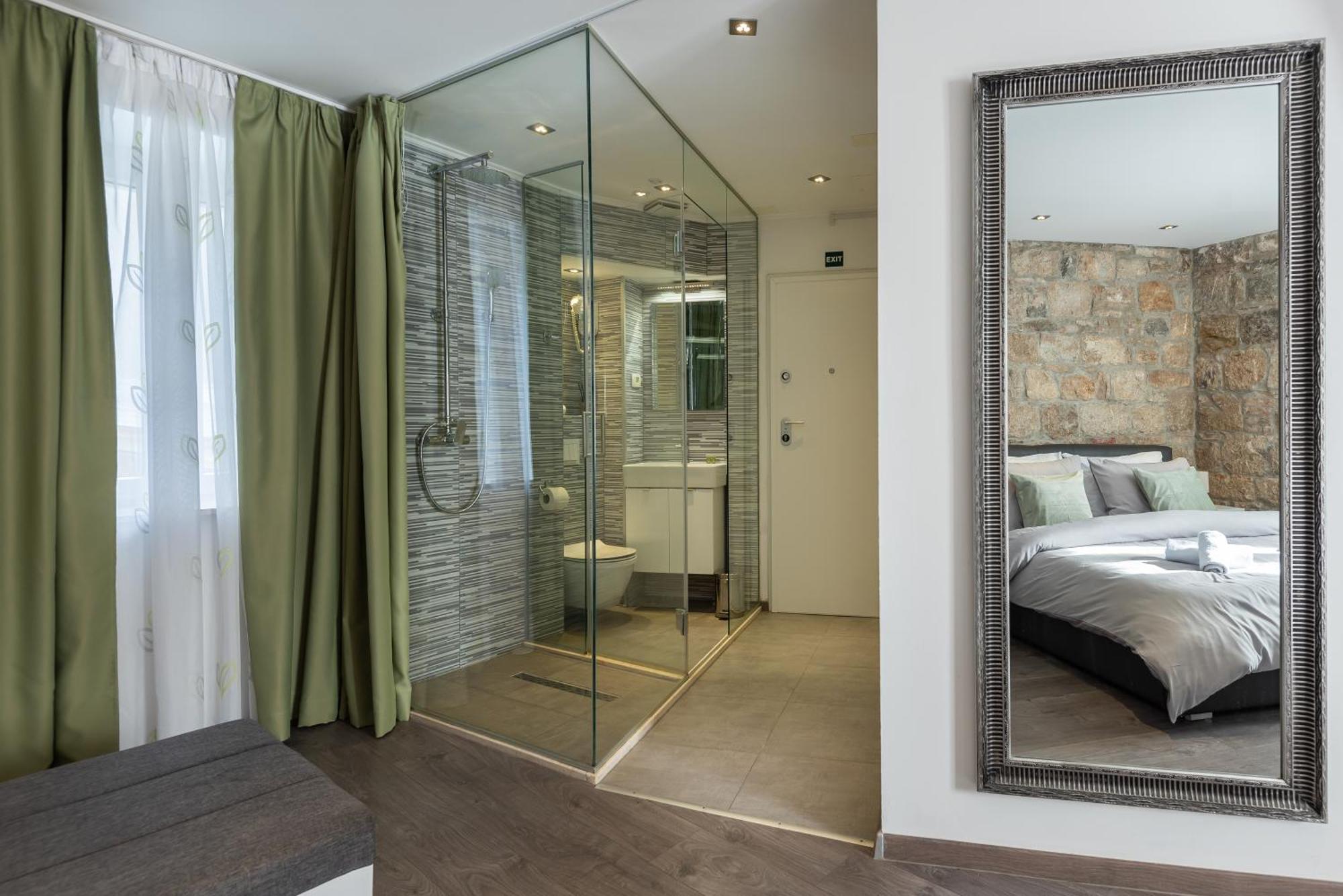 Rokos Superior Downtown - Comfortable With Private Bathrooms - Perfect Location For Exploring Diocletian's Palace And The Gastronomy Of Within Walking Distance Split