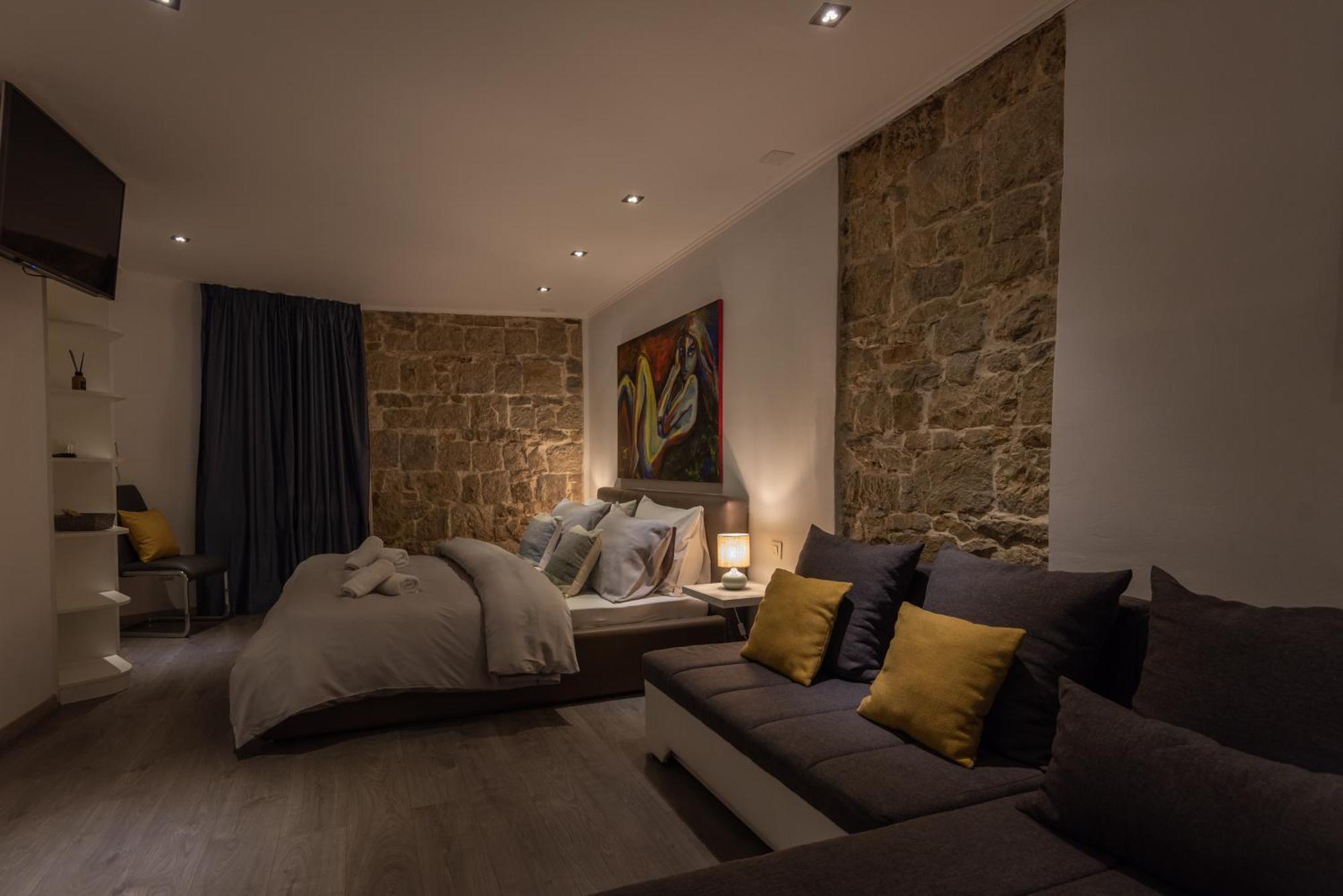 Maison d'hôtes Rokos Superior Downtown - Comfortable With Private Bathrooms - Perfect Location For Exploring Diocletian's Palace And The Gastronomy Of Within Walking Distance *