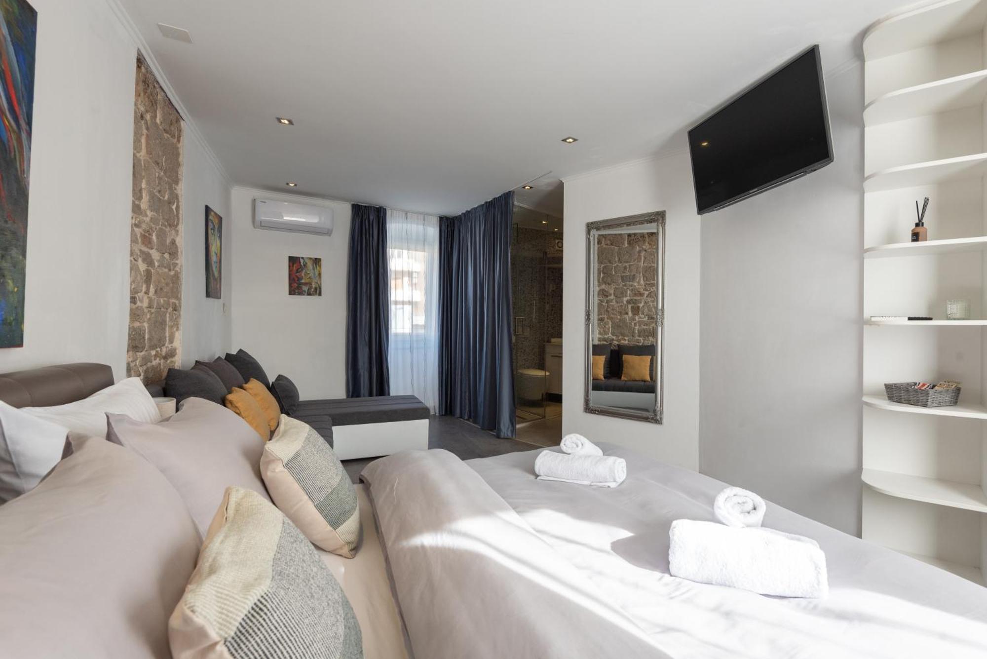 Maison d'hôtes Rokos Superior Downtown - Comfortable With Private Bathrooms - Perfect Location For Exploring Diocletian's Palace And The Gastronomy Of Within Walking Distance *