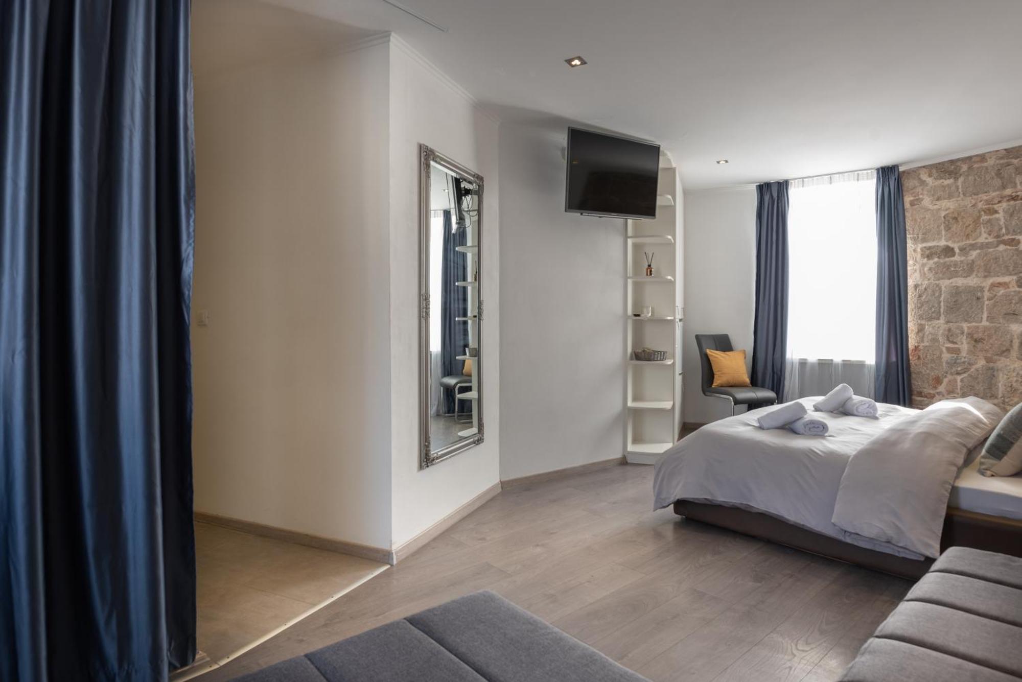 Maison d'hôtes Rokos Superior Downtown - Comfortable With Private Bathrooms - Perfect Location For Exploring Diocletian's Palace And The Gastronomy Of Within Walking Distance Split