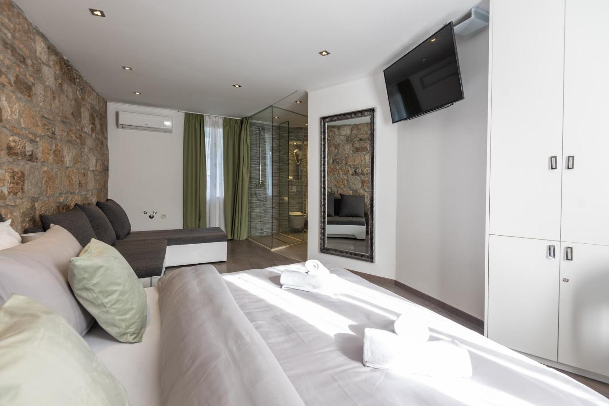 Maison d'hôtes Rokos Superior Downtown - Comfortable With Private Bathrooms - Perfect Location For Exploring Diocletian's Palace And The Gastronomy Of Within Walking Distance Split