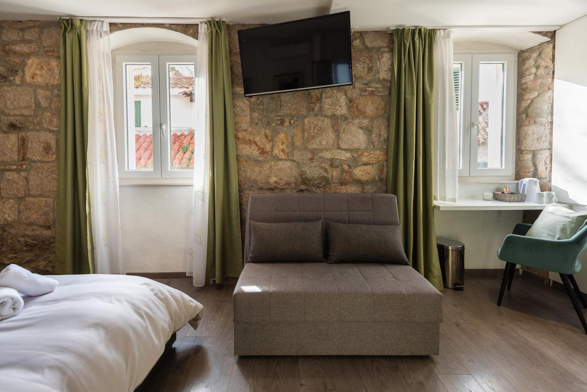 Maison d'hôtes Rokos Superior Downtown - Comfortable With Private Bathrooms - Perfect Location For Exploring Diocletian's Palace And The Gastronomy Of Within Walking Distance Split