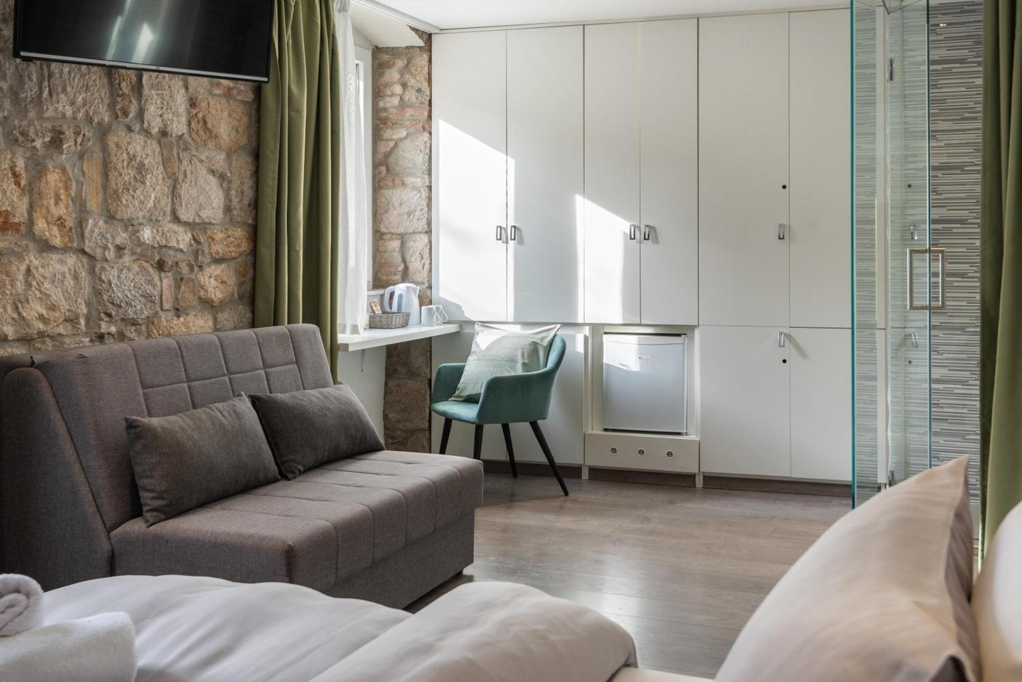 Rokos Superior Downtown - Comfortable With Private Bathrooms - Perfect Location For Exploring Diocletian's Palace And The Gastronomy Of Within Walking Distance Maison d'hôtes