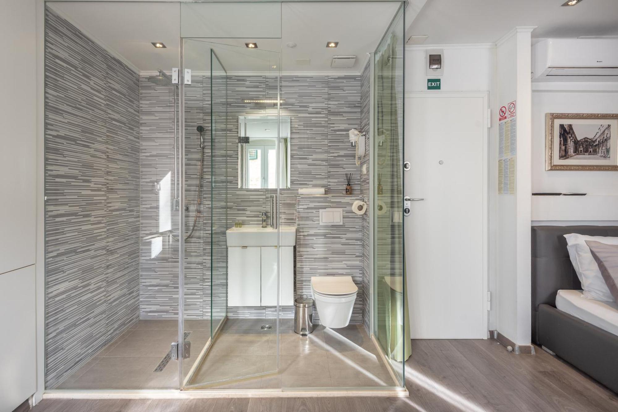 Maison d'hôtes Rokos Superior Downtown - Comfortable With Private Bathrooms - Perfect Location For Exploring Diocletian's Palace And The Gastronomy Of Within Walking Distance *