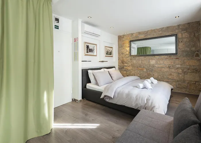 Rokos Superior Downtown Rooms - Comfortable Rooms With Private Bathrooms - Perfect Location For Exploring Diocletian\'S Palace And The Gastronomy Of Split Within Walking Distance