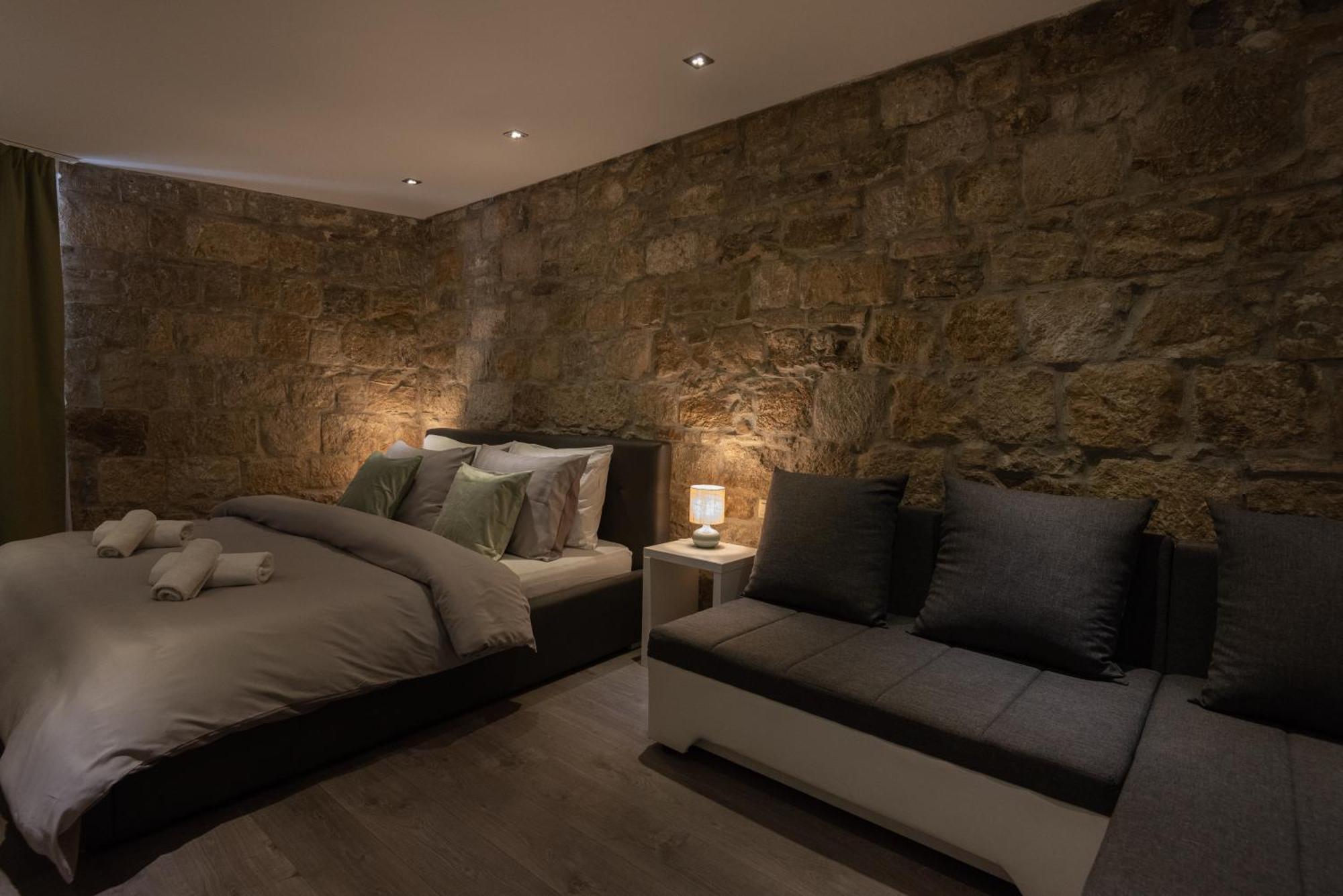 Rokos Superior Downtown - Comfortable With Private Bathrooms - Perfect Location For Exploring Diocletian's Palace And The Gastronomy Of Within Walking Distance Gjestgiverier Split
