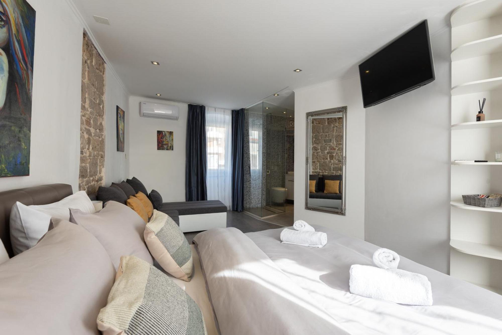 Gjestgiverier Rokos Superior Downtown - Comfortable With Private Bathrooms - Perfect Location For Exploring Diocletian's Palace And The Gastronomy Of Within Walking Distance *