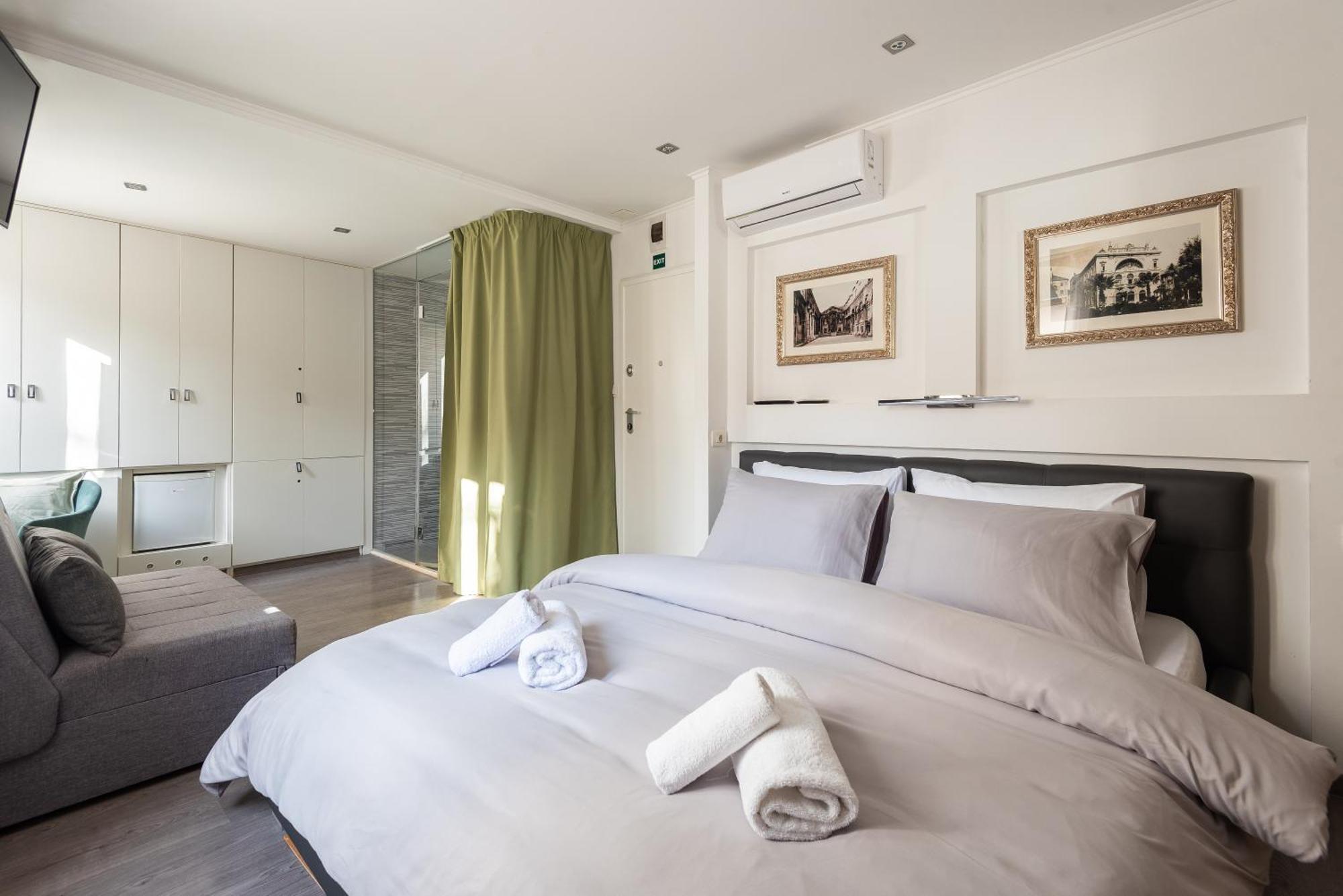 Gjestgiverier Rokos Superior Downtown - Comfortable With Private Bathrooms - Perfect Location For Exploring Diocletian's Palace And The Gastronomy Of Within Walking Distance